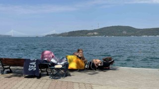 İstanbullular sıcak havada Boğazın sularında serinledi