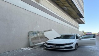 İzmir Optimum AVMnin tavan kalıbı otomobilin üzerine düştü, faciadan dönüldü