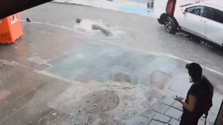İzmirde iki kişinin elektrik akımından hayatını kaybettiği anlar kamerada