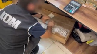 İzmirde kaçakçılara büyük operasyon: 1.5 milyonluk kaçak ürünler ele geçirildi