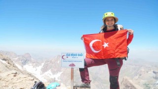 İzmirli dağcılar Türkiyenin en yüksek ikinci zirvesine ekipmansız tırmandı