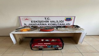 Kaçak kazı yapan 3 şahsa jandarmadan operasyon