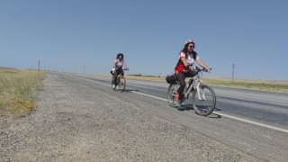Kadın bisikletçiler, kuraklığa dikkat çekmek için Van Gölünün etrafında pedal çevirdi