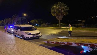 Kadını darp ederken kendisine müdahale eden polise mukavemette bulundu