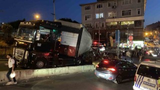 Kağıthanede virajı alamayan tırın dorsesi yan yattı, tonlarca ürün yola saçıldı