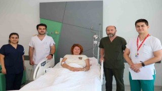 Kalça protezi önerilen Rus hasta, İzmirde kök hücre tedavisi ile iyileşti