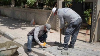 Kaldırım düzenleme çalışmaları tüm hızıyla devam ediyor