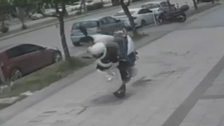 Kaldırım taşı kalkınca motosikletteki genç kızlar yere çakıldı