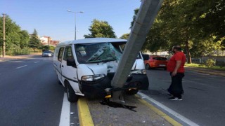 Kamyonet aydınlatma direğine saplandı: 1 yaralı