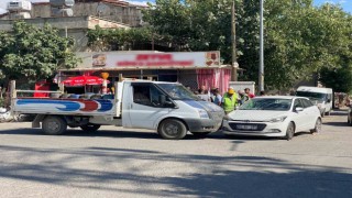 Kamyonet kasasından otomobilin üzerine uçtular: 2 yaralı