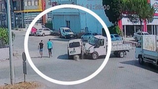Kamyonetin çarpıp savurduğu araç 2 sağlık çalışanı yayanın üzerine devrildi: Kaza anı kamerada