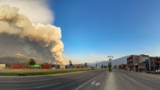 Kanadada milli parktaki yangın kasabaya ulaştı