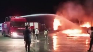 Kapıkulede tırın dorsesi alev alev yandı