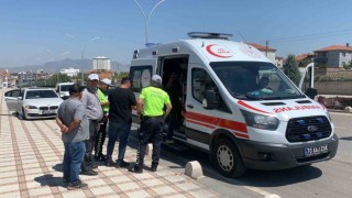 Karamanda kaldırıma çıkan otomobildeki hamile kadın yaralandı