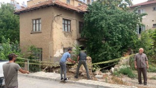 Karamanda sel sularının temeline hasar verdiği 2 katlı kerpiç evde önlem alındı