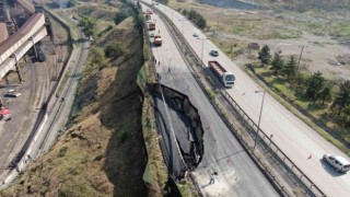 Karayolu tamamen çökünce demir yolu da ulaşıma kapandı