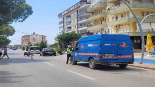 Kargo aracının açılan kapısı motosiklet sürücüsünü hastanelik etti: 1 yaralı