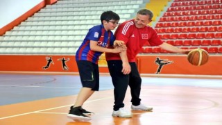 Kars Valisi Polat, gençlerle buluştu, voleybol oynadı