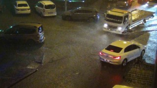 Karsı yağmur vurdu, caddeler göle döndü