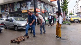 Karsta caddeler göle döndü