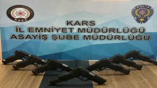 Karsta kömürlükte saklanan silahlar polise takıldı