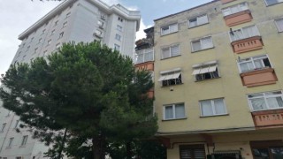 Kartalda 4 katlı binada balkon çöktü