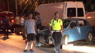 Kartalda kontrolden çıkan otomobil park halindeki araçlara çarptı: 3 yaralı