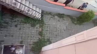 Kartalda polisten kaçan şahıs çöp konteynerine saklandı