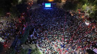 Kartalda vatandaşlar çeyrek final maçını meydanda kurulan dev ekranda izledi