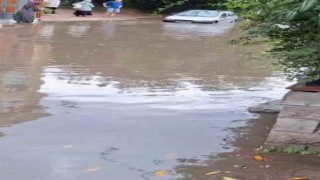 Kartalda yağış sonrası yollar göle döndü