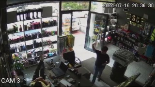 Kasadaki görevlinin uyuduğunu gördü, aldığı ürünü kameraya gösterip parasını bıraktı