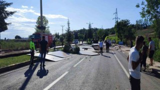 Kastamonuda devrilen tırdaki suntalar yolu trafiğe kapattı: 1 yaralı
