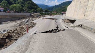 Kastamonuda yol çöktü