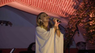 Katarın ilk kadın sanatçısı Türkiyedeki ilk konserini Kuşadasında verdi