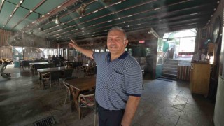 Kavurucu sıcaklarda müşterilerini su buharı ile serinletiyor