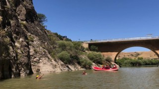 Kavurucu sıcaklarda rafting yaparak serinlediler