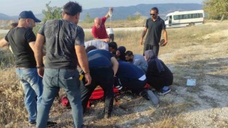 Kayalıklara uçan motosiklette 2 genç ağır yaralandı