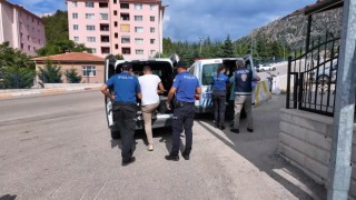 Kendilerini polis olarak tanıtıp evlerden hırsızlık yapan 2 şahıs yakalandı