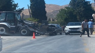 Kepçe otomobile çarptı