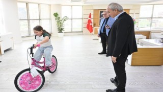 Kepez Belediye Başkanı Mesut Kocagözden küçük Sehere bisiklet sürprizi