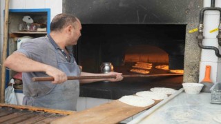 Kilisin 40 derecelik sıcağında fırınların zorlu ekmek mesaisi