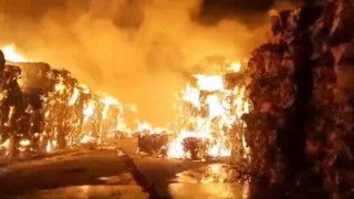 Kipaş Kağıt Fabrikasındaki yangın yeniden kontrolden çıktı: Gecenin karanlığını alevler aydınlattı