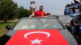 Kırkpınar Başpehlivanı Yusuf Can Zeybeke Antalyada coşkulu karşılama
