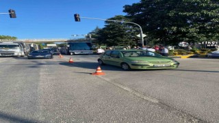 Kırmızı ışıkta bekleyen otomobile yolcu otobüsü çarptı: 3 yaralı