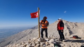 Kırşehirde dağcılar, 3 bin 560 metrelik Eznevit Zirvesine tırmandı