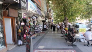 Kışla Caddesinde elektrik kesintisine esnaftan tepki