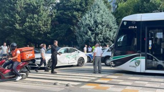 Kocaelide tramvay otomobile çarptı: 3 yaralı