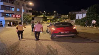 Kontrolden çıkan araç kaldırımda yürüyen yayanın ayağını ezdi