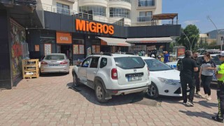 Kontrolden çıkan araç Migrosa girdi