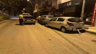 Kontrolden çıkan araç, park halindeki otomobillere çarptı